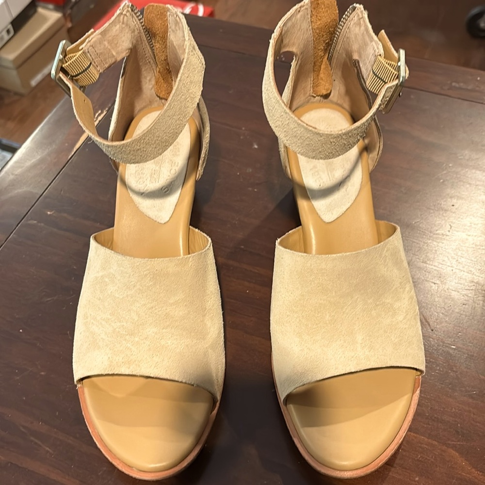 Women’s Kork-Ease Tan Suede Sandal Size 9 US